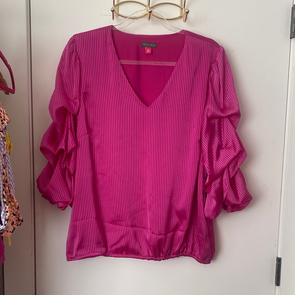 VINCE CAMUTO Fuchsia V-Neck Ruffle Sleeve Blouse NWT 🩷